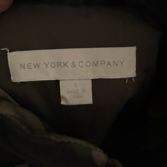 Women’s Camouflage Puffy Vest Size-Small - new without tags - Picture 3 of 3